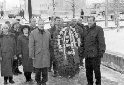Deutsche Historiker Dr. Peter Jahn, Dr. Klaus Kirchner, Bürger der Stadt Vologda auf dem Friedhof der Opfer der Blockade Leningrads